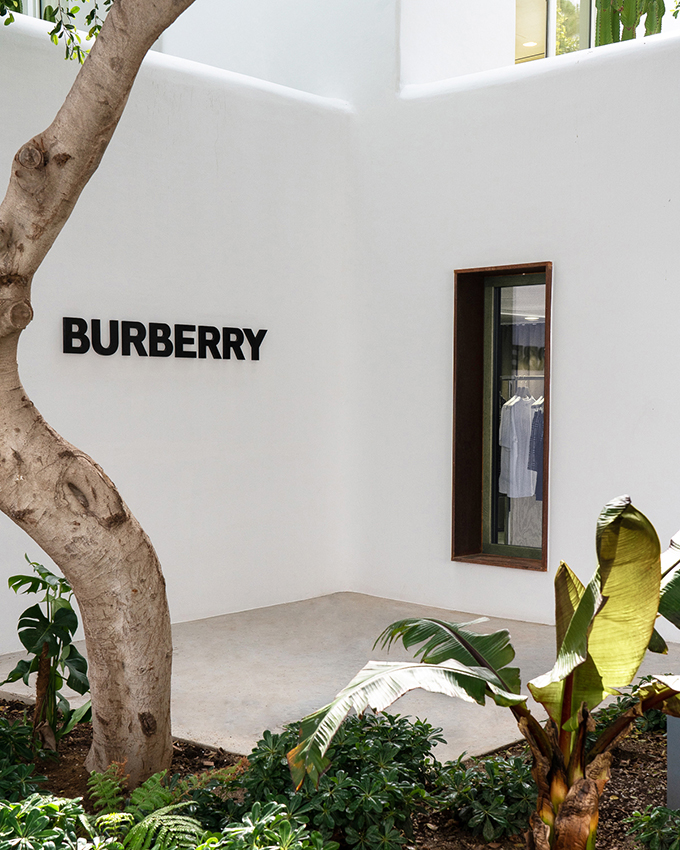 Burberry's pop-up store opens for the second year in Nammos Village, Mykonos  - Luxferity Magazine