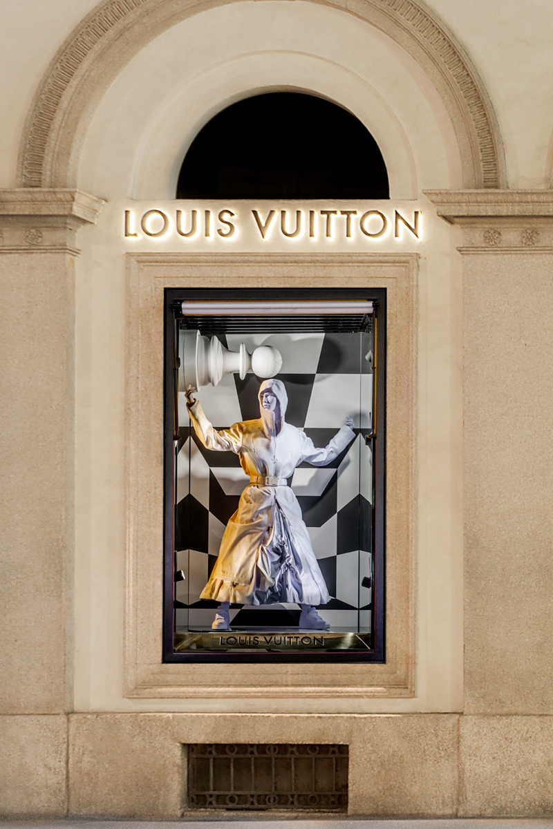 An airplane glides over the Louis Vuitton courtyard: a tribute to