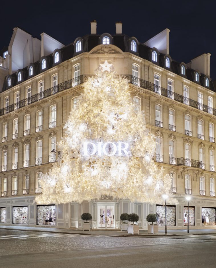 Dior s fairytale tree appared at 30 avenue Montaigne ZOE Magazine