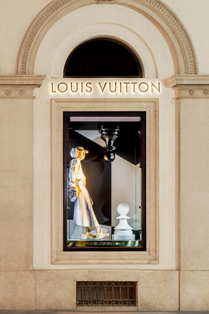 X 上的Outlander Magazine：「Virgil Abloh “Paper Plane” Tribute at Louis Vuitton  in Milan!🖤  / X